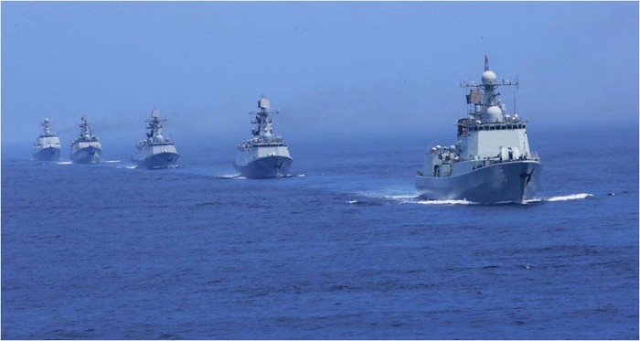 5 tàu chiến Trung Quốc cơ động theo đội hình hành dọc cùng nhau trên biển